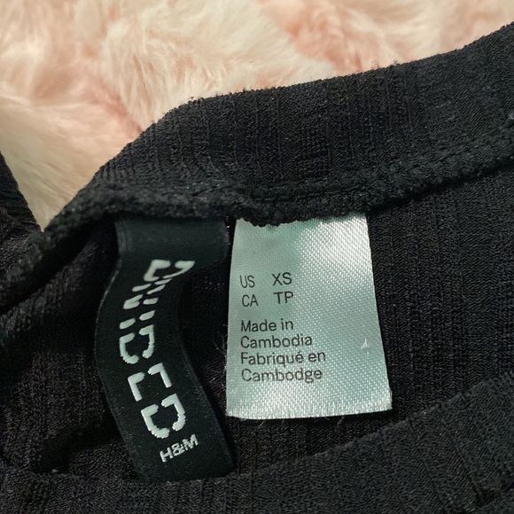 Divided cropped cross top - Picture 2 of 3